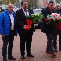 Bild Blumenniederlegungn am Denkmalâ€žVerteidiger von Vaterland